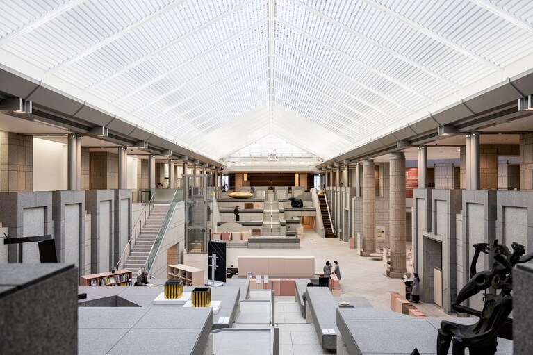 横浜美術館名物の大空間「グランドギャラリー」。