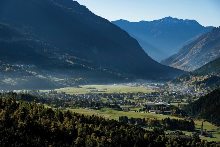 山の中腹にある温泉「バーニ・ヴェッキ」から、ボルミオの町を望む。