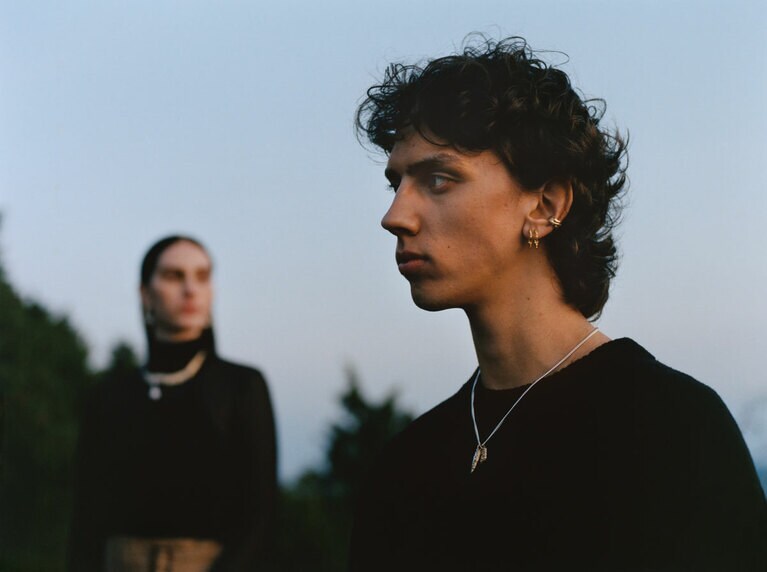 フィンランド発のジュエリーブランド・カレワラ。「Itu」コレクションのビジュアルより。