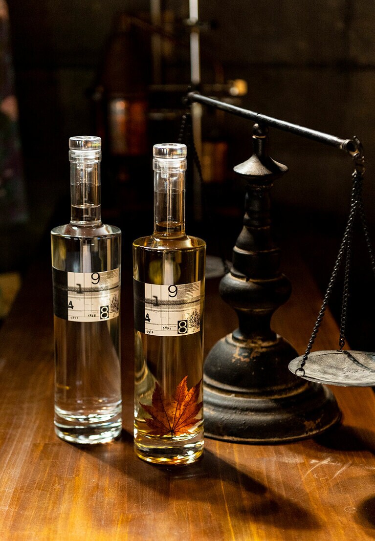 他に燻製のニジマス、白樺樹液、ふきのとうなどを使用したものも。ほとんどの商品は市内や新千歳空港内のショップで購入することも可能。左：#1922、右：#3891。