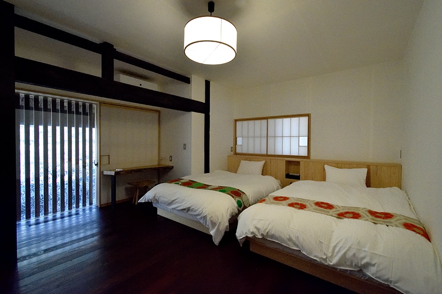 フローリングのベッドルームは快適性も抜群。オリジナルデザインのベッドは檜を使用。