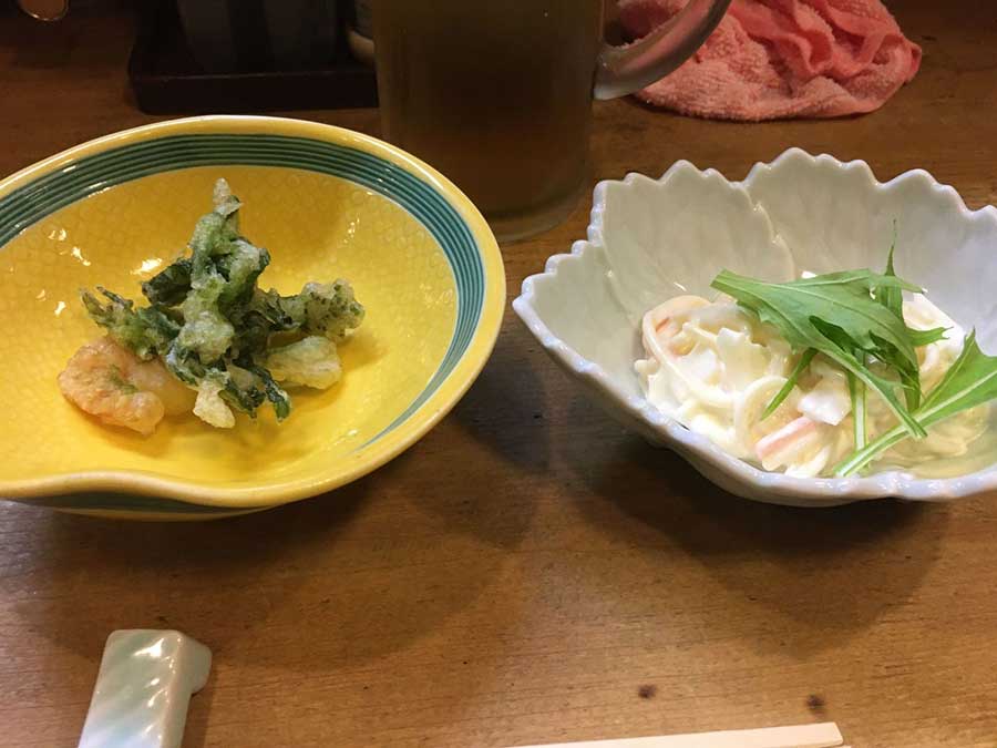 この日のお通しは「小エビと菜の花の天ぷら」と「マカロニサラダ」。