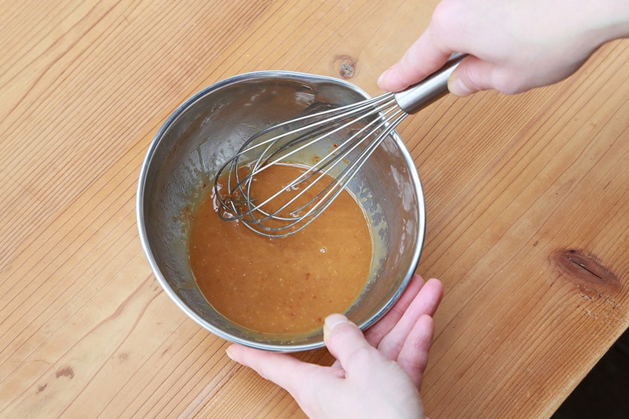 まずすりおろした生姜、にんにく、芝麻醤、ごま油を混ぜてから、液体の醤油と煮切りみりんを加えて混ぜ合わせるとなじみやすい。