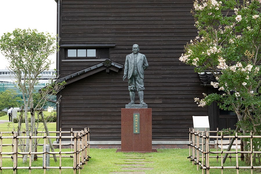 世界の「KOMATSU」は、小松市が発祥。こまつの杜には、創業者である竹内明太郎さんの銅像が。