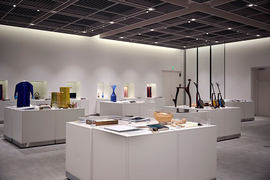 沖縄に息づく伝統工芸品が一堂に集まる展示室。