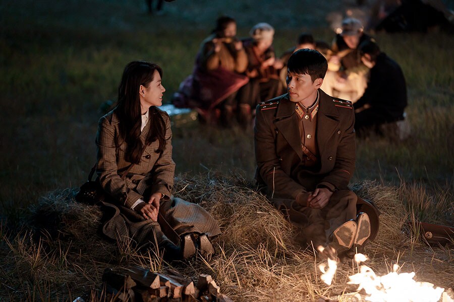 「愛の不時着」韓国と北朝鮮の服装や髪形の対比、愛らしい脇役たちも魅力的。Netflixオリジナルシリーズ「愛の不時着」独占配信中。
