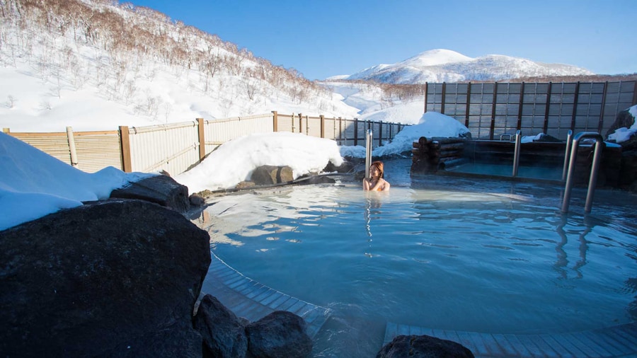 ニセコ湯本温泉郷にある「蘭越町交流促進センター雪秩父」の露天風呂。