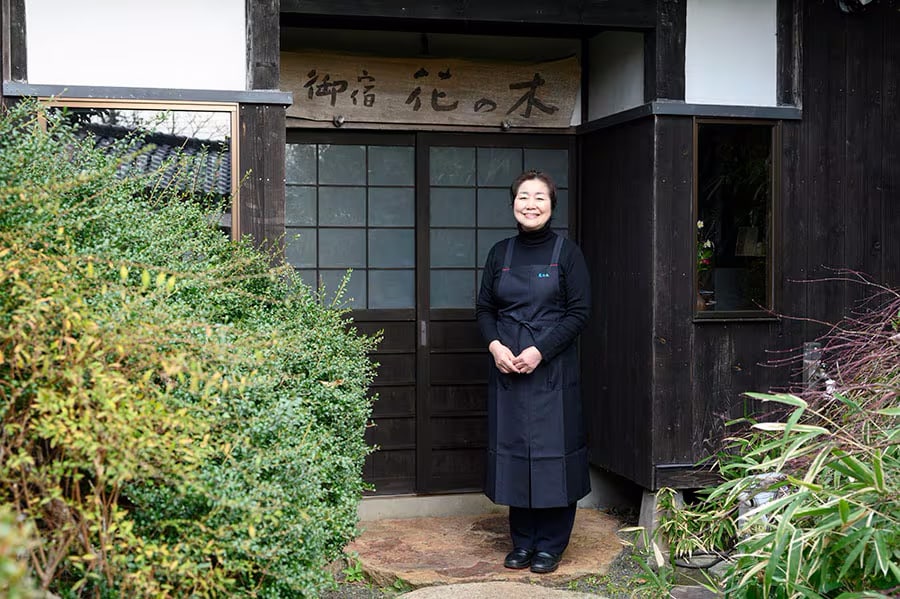 今回お話を伺った、女将兼料理人の渡辺明子さん。心のこもった丁寧なおもてなしに、訪れた人の心もすっと解きほぐされます。撮影：釜谷洋史