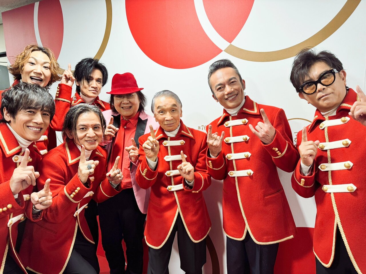 Rockon Social Club 公式Xより。向かって左上の金髪の方の笑顔がすてき！　ドラムの青山英樹というお方だった。今回のフォーリンラブ枠に決定。そしてピンクの帽子が似合っているミッキー吉野、ゴダイゴは2026年50周年だ！