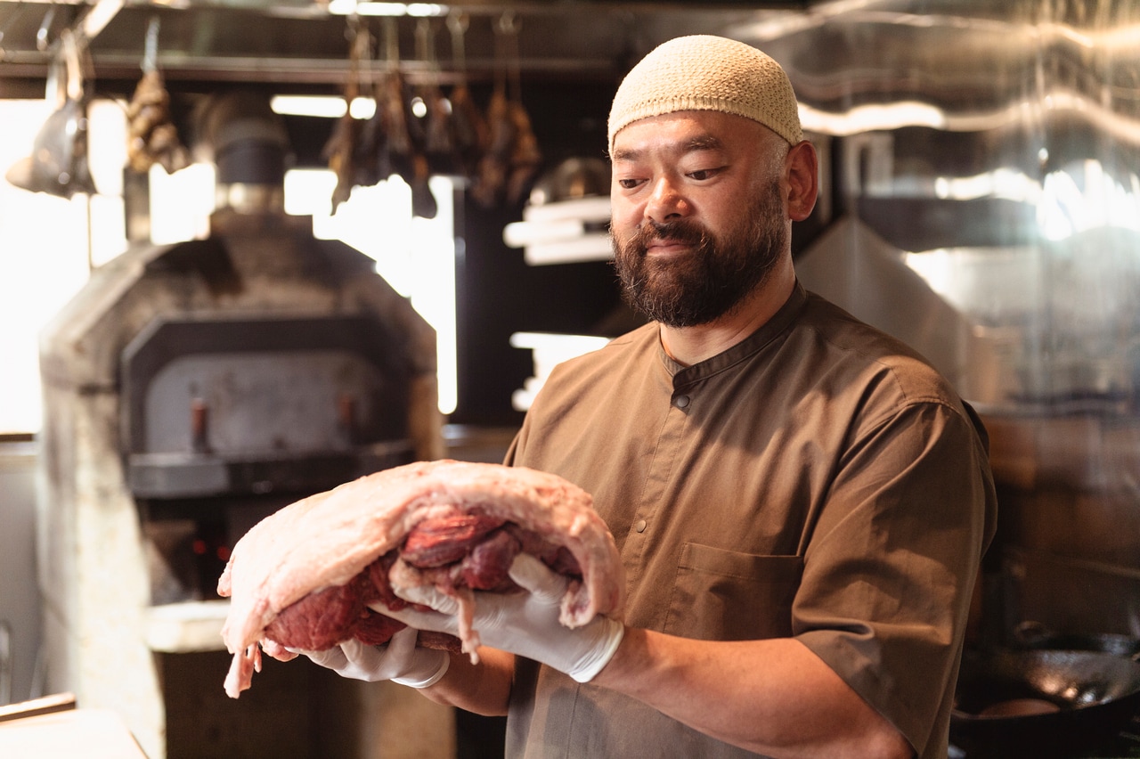 前日、捕獲されたばかりの月の輪熊のバラ肉（10キロほど）。