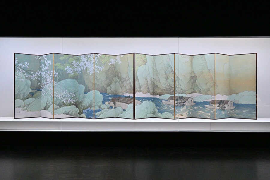 明治から昭和にかけて活躍した日本画の大家、川合玉堂の代表作のひとつ、《行く春》（1916年）。重要文化財。