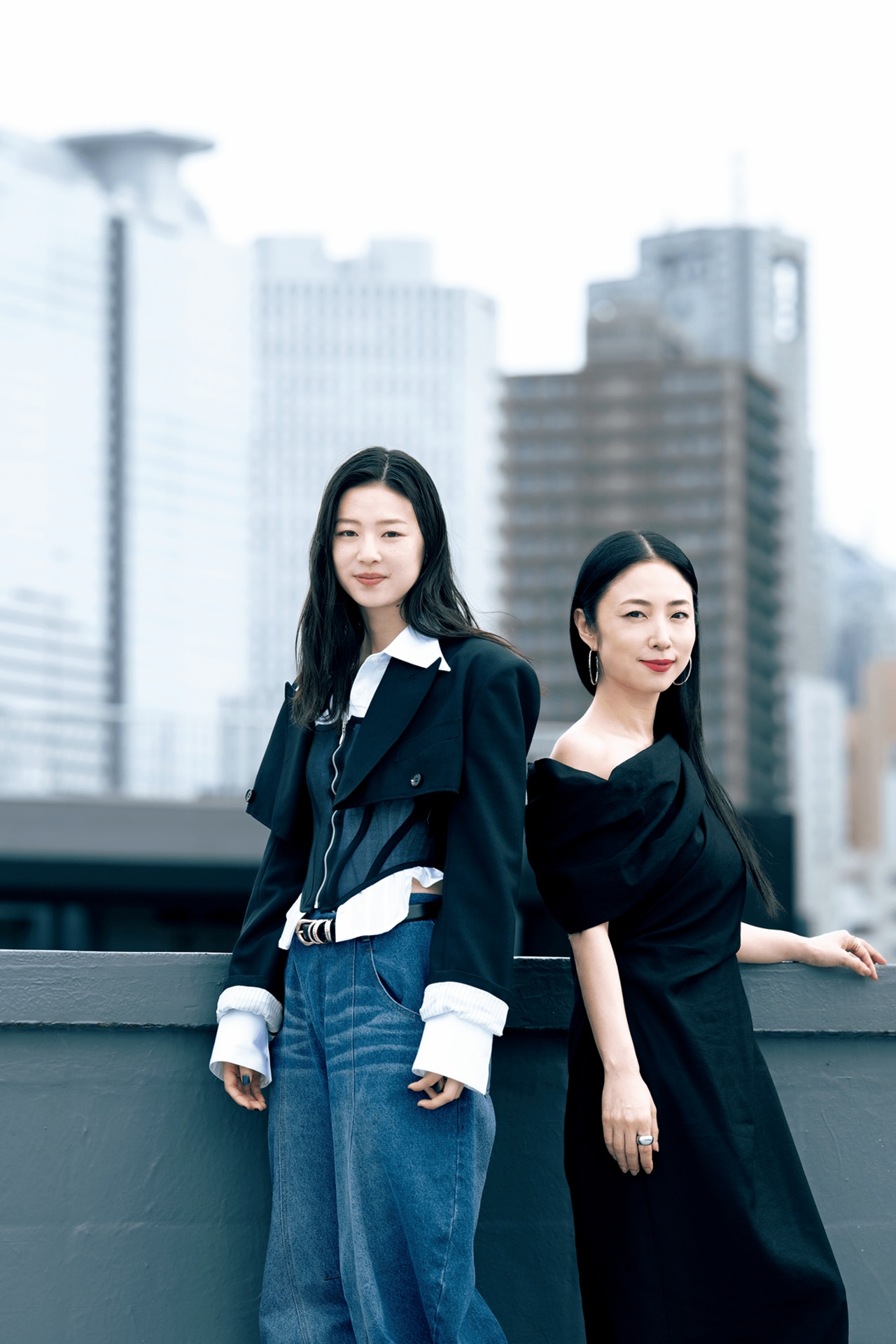 片山友希（左）とMEGUMI　©︎深野未季／文藝春秋