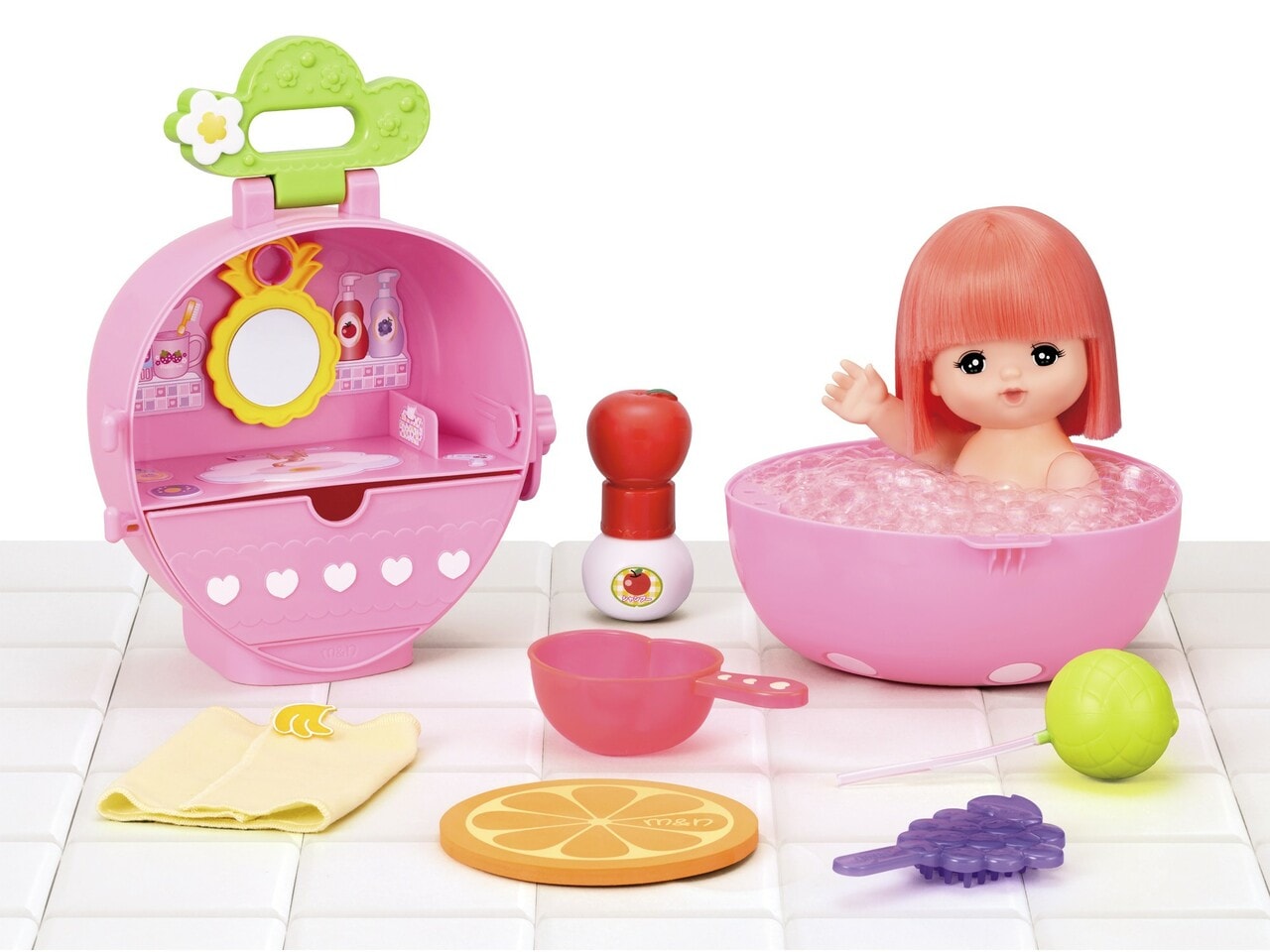 メルちゃんの髪色がいちご色⇔レモン色に変わるのはこの「フルーツだいすき♡いちごのおふろセット」のメルちゃんだけ! 7,920円。