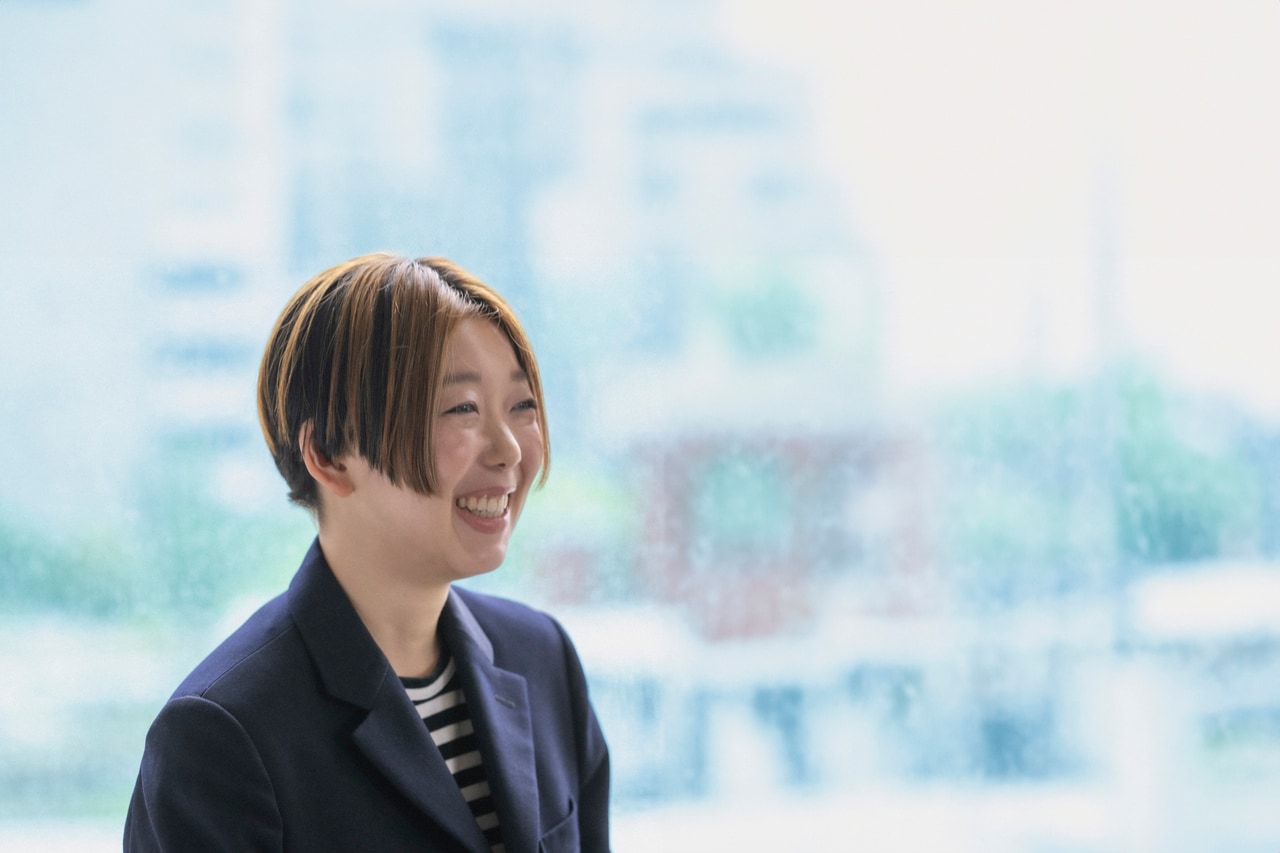 漫画家の冬野梅子さん。2019年に「清野とおるエッセイ漫画大賞」で期待賞を受賞しデビューするまでは事務員として複数の会社で会社勤めをしていた経歴を持つ。初の連載作品『まじめな会社員』は「CREA夜ふかしマンガ大賞2022」大賞、「このマンガがすごい!2023」オンナ編3位など注目を集めた。