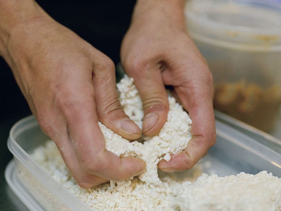 腸内環境を整え、疲労回復が期待できる白米麴を料理に活用する。