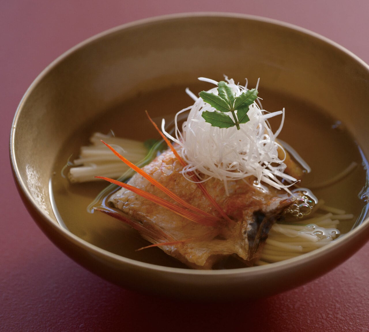 カツオと昆布の出汁で味わう「のどぐろの塩焼きにゅうめん」。