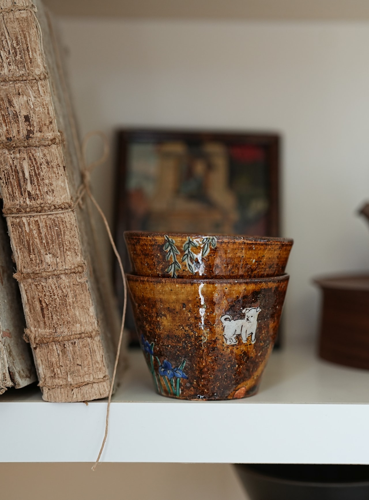 骨董のそば猪口をコレクションしている方はとても多いのですが、現代作家のそば猪口の収集も楽しいものです。他のうつわに比べて手頃な価格ですし、なんといっても場所をとらないのがいいのです。私はアンティークの雑貨と一緒に、棚に少しずつ置いて楽しんでいます。決してきれいに並べず、あくまでも雑器としてテキトーに置くのが好み。もちろん、ときどきは使って楽しみます。