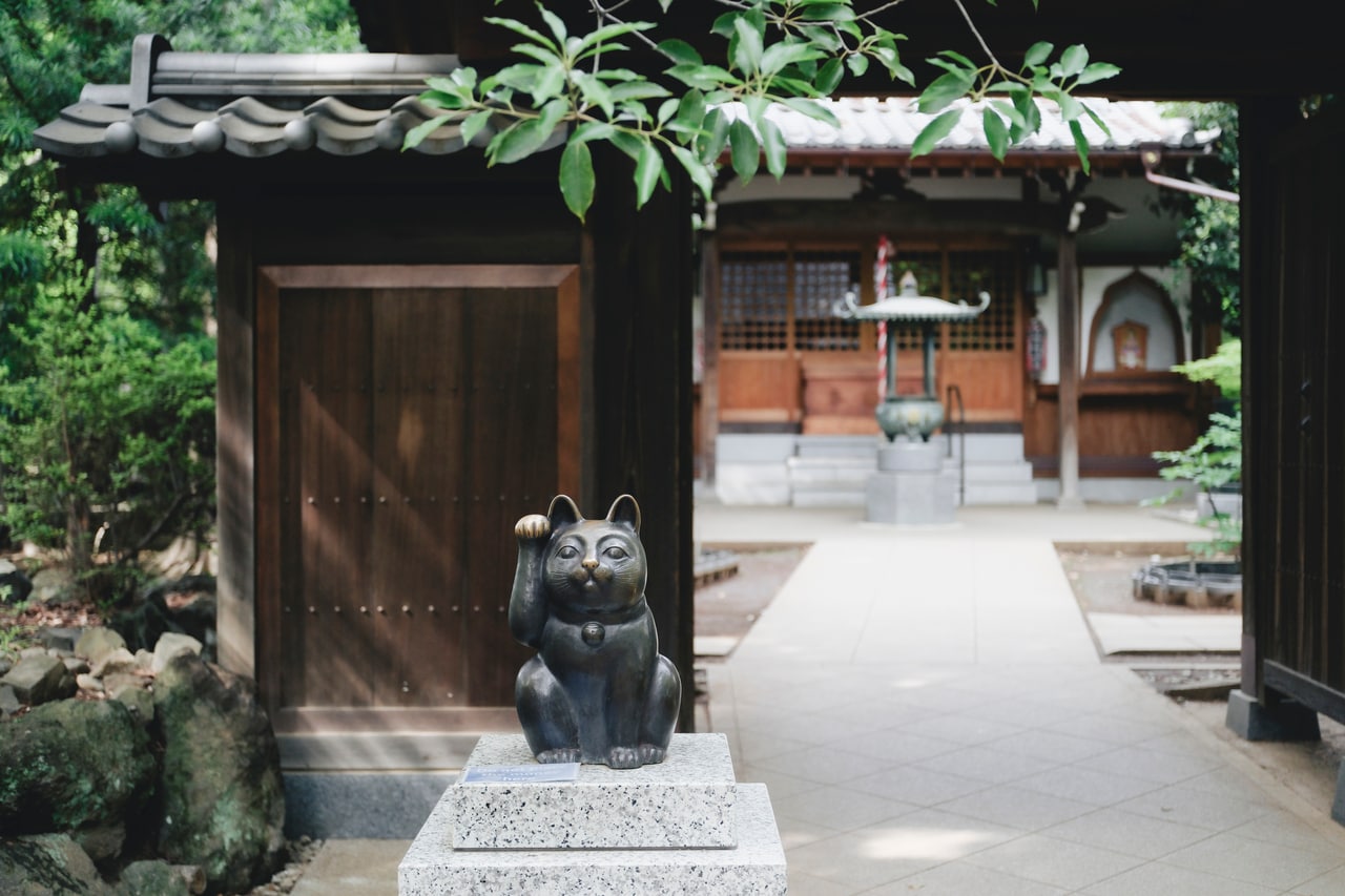 寺のあちらこちらに招き猫が鎮座する豪徳寺。