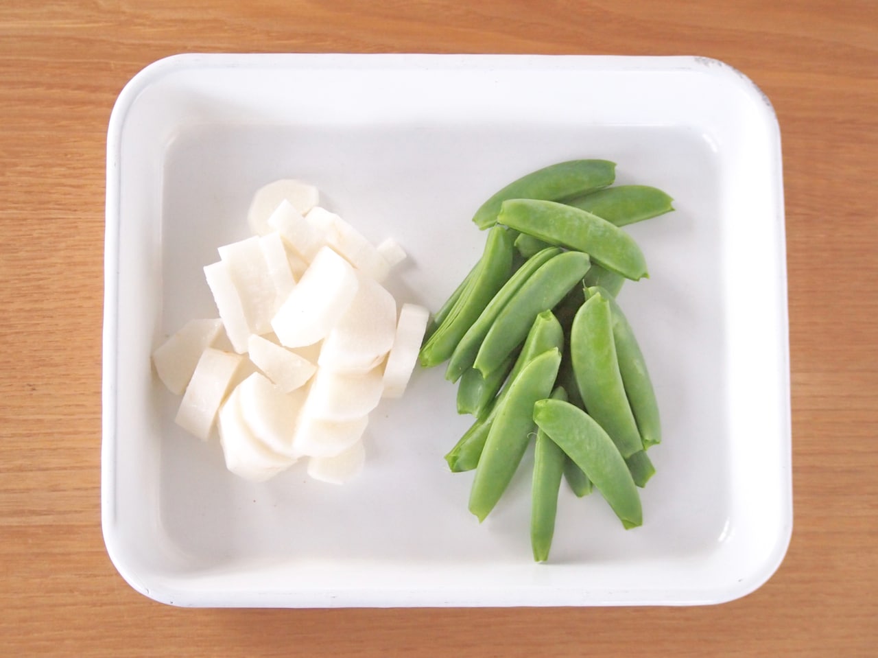 長芋は皮を剥き、半月切りにする。