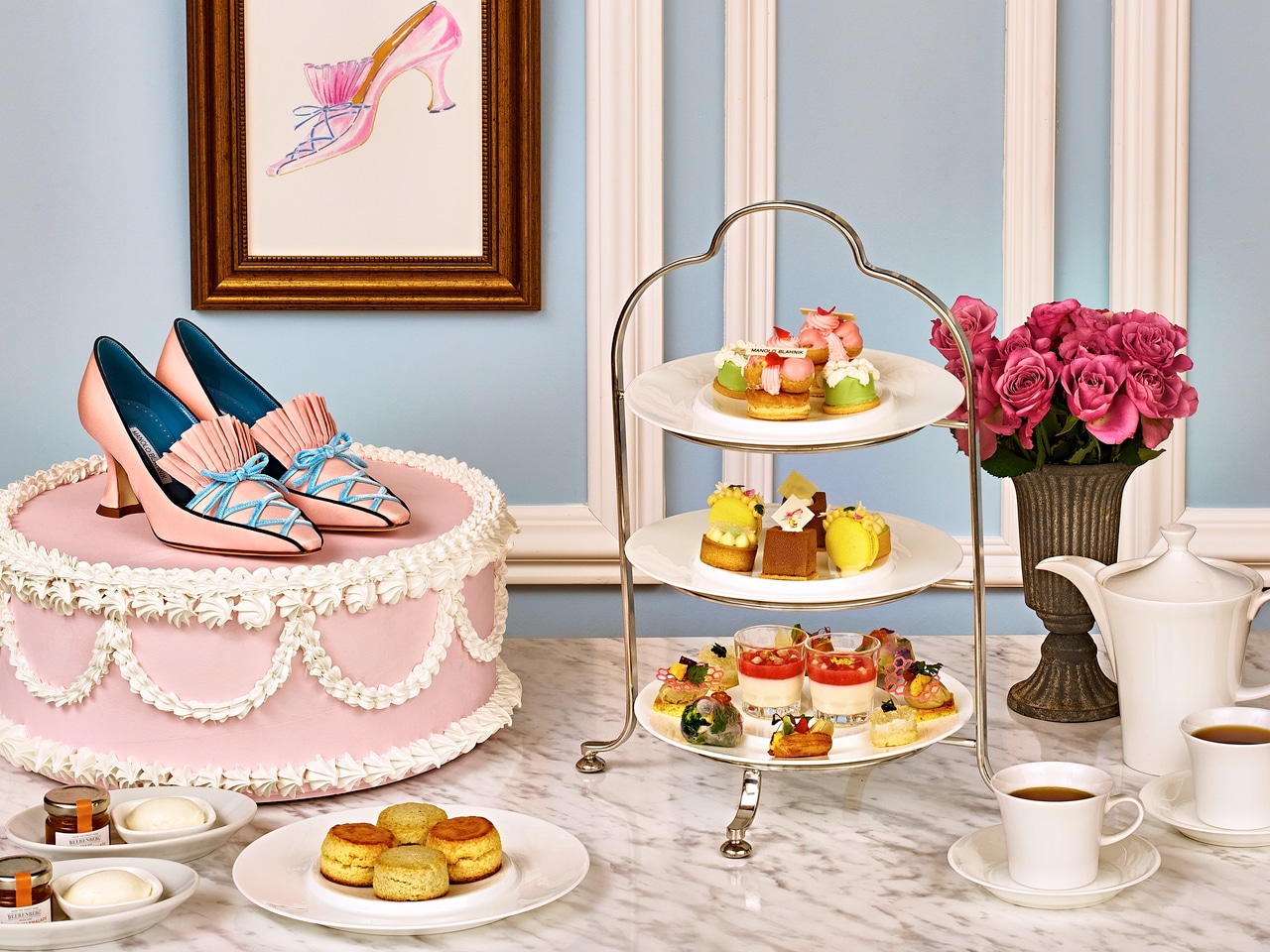 「マリー・アントワネット by マノロ ブラニク アフタヌーンティー」のイメージ。1名8,800円、グラスシャンパン付き1名11,000円（ともに税・サ込）。要予約。