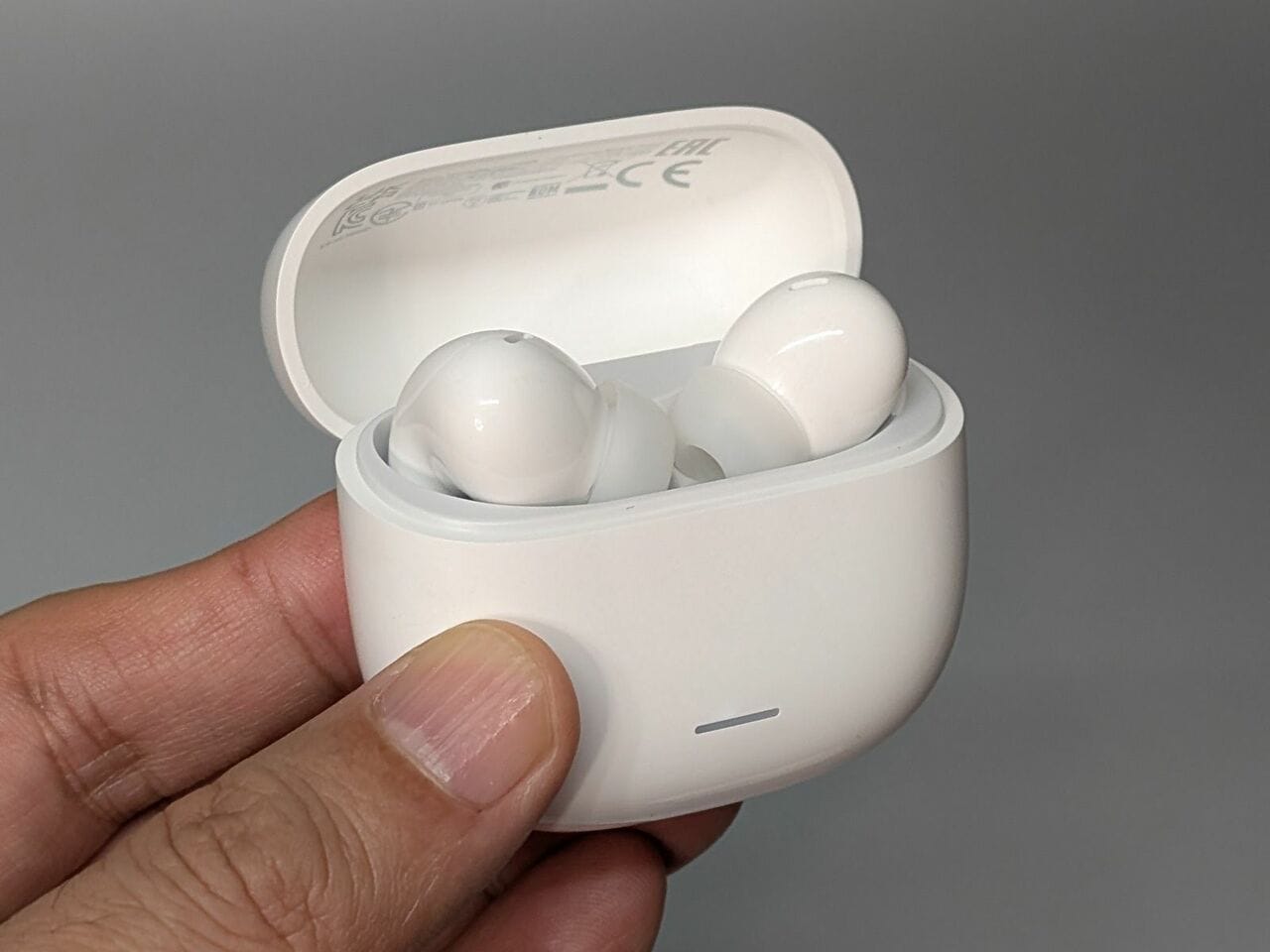 デザインおよび光沢のある白の質感はAirPods Proそっくり。知らない人は見間違えることもありそうです