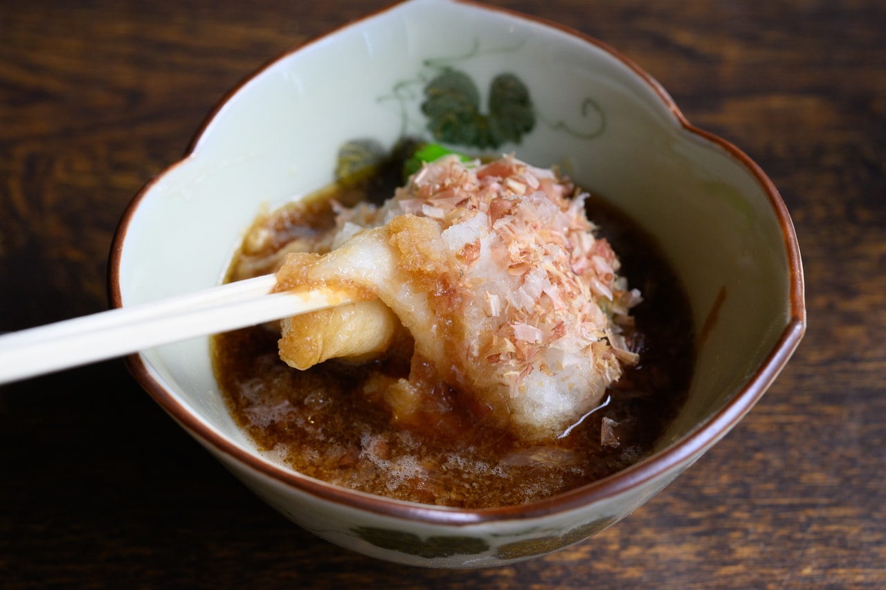 「揚げ出汁餅」は、大船観音で有名な和菓子屋さんのお餅を使用しているんだそう。これを素カレーに追加するのが大好きでしたが、単品でビールと共にというのも大変良い！　500円。