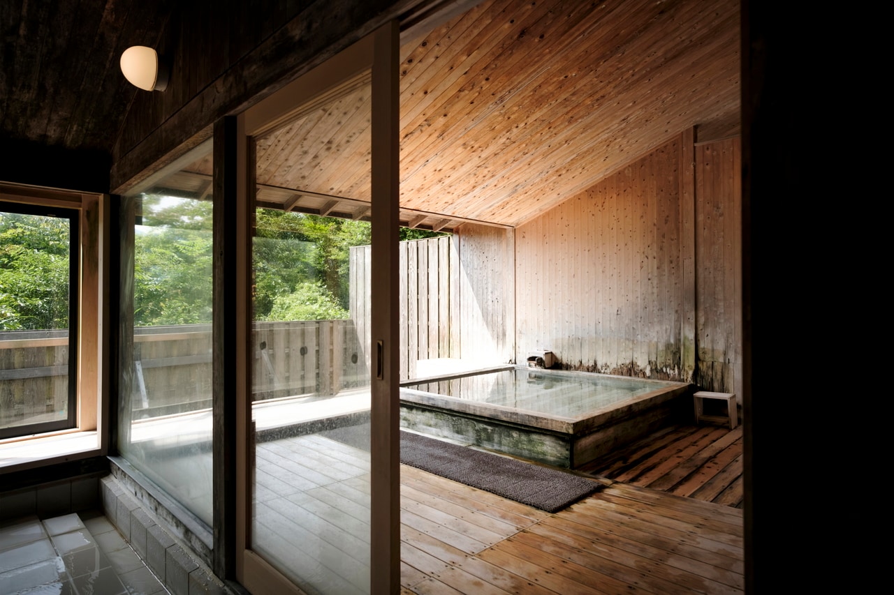 温泉施設「ONSEN f（温泉f）」の露天風呂。