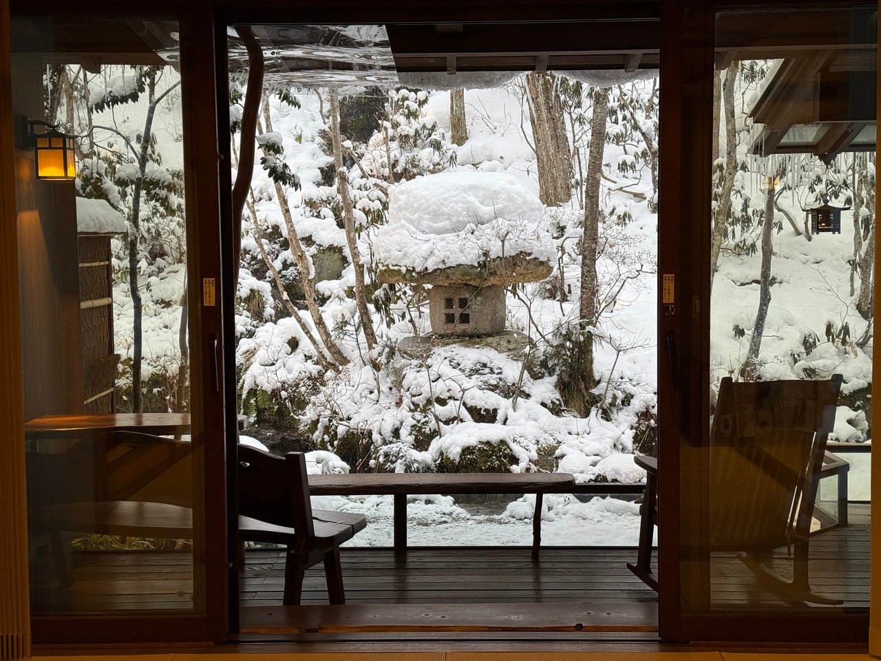 風情ある庭を眺めて客室のテラスで外気浴。