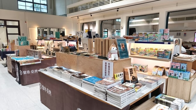 豊富な種類のグッズ。鉄道のほか、古地図などをモチーフにしたものも。選ぶのに迷ってしまいそう。