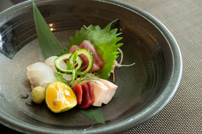 鮪、白身、砂肝、むね肉の造り盛り。