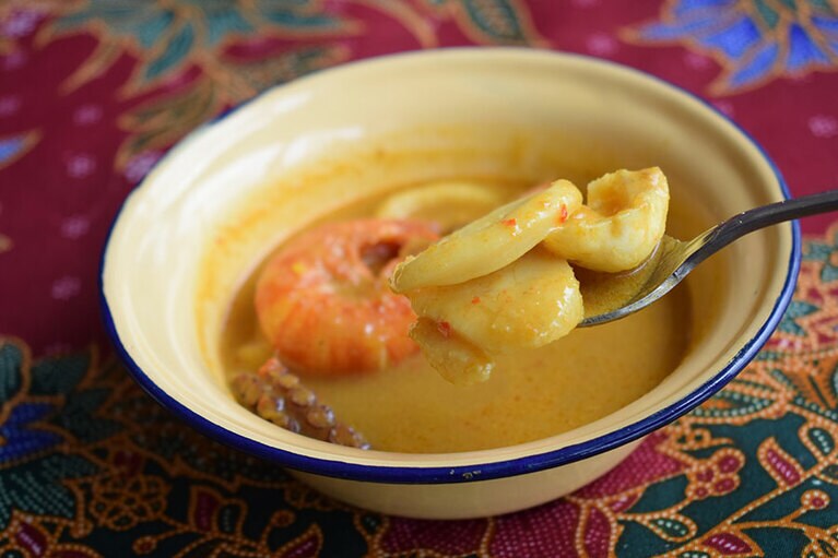 シーフードカレー。このカレーの味付けは、現地ではカレーというより、海鮮のココナッツミルク煮として親しまれている味。ただし、こんなに多種の海鮮が入った贅沢なものは初。