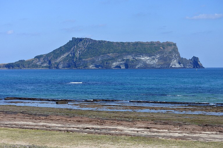 海底火山の噴火によって形成された、世界遺産の「城山日出峰」。上空から見ると、カルデラ状になっていることが分かります。