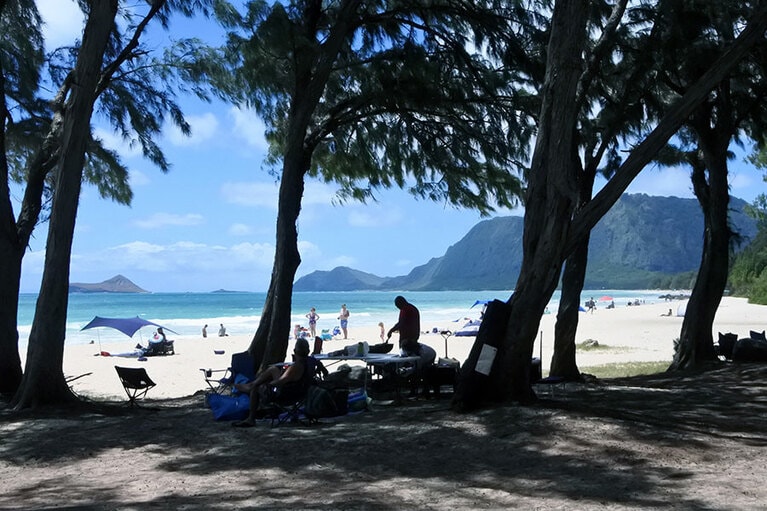 木陰でバーベキューの準備。海遊びの後はお待ちかねのランチです。