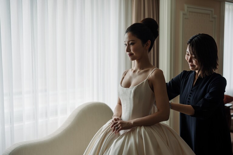 ホワイトドレスは「ミラーミラー」一押しのブランド、ニコル・フェリシアのもの。