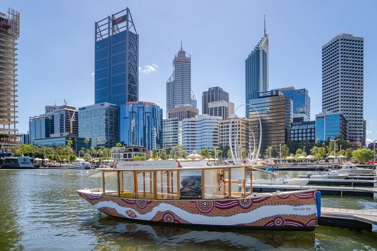 エリザベス・キーの桟橋から出航した船がスワン川を行き交います。Photo：Tourism Western Australia