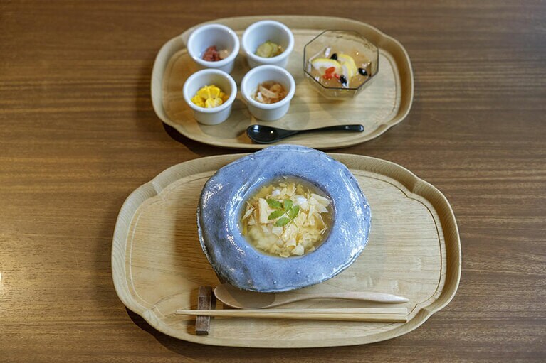 養生朝食。陰陽五行をイメージした5色の副菜で、疲れた胃腸に優しく⾝体が整う朝⾷だ。