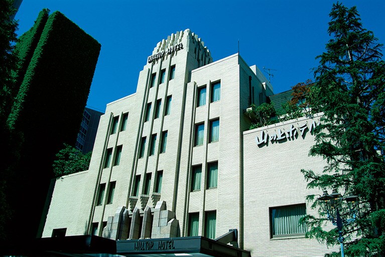 石やタイルを使った外観も、アール・デコの特徴的なスタイル。