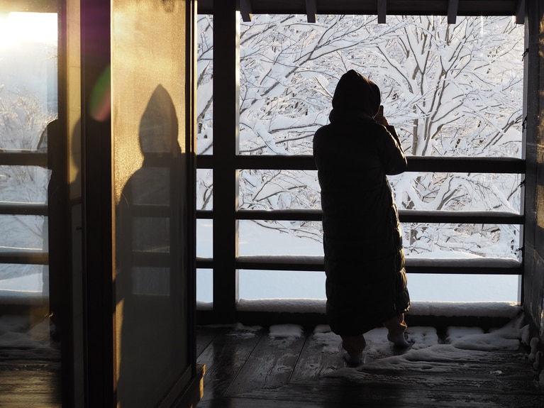 「 研ぎ澄ます、雪の妻有」 ⼭本 茜  「太陽を捉えたくて」 寒さも忘れるほど輝く太陽を捉える。