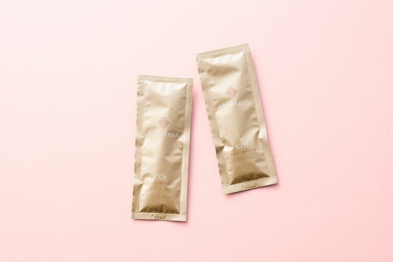 「炭酸パックプレミアム」（1箱4包入り 7,980円 ※値段はステージによる。詳細は公式HPにて要確認）