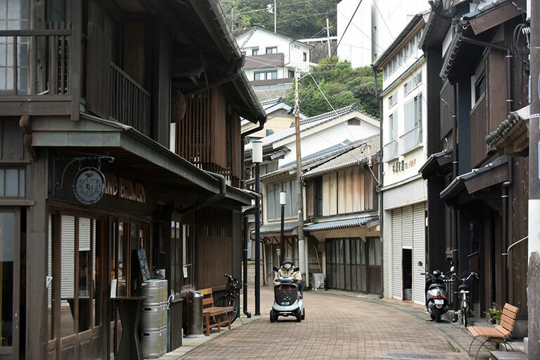 勝本エリアの路地裏はノスタルジックな風情。