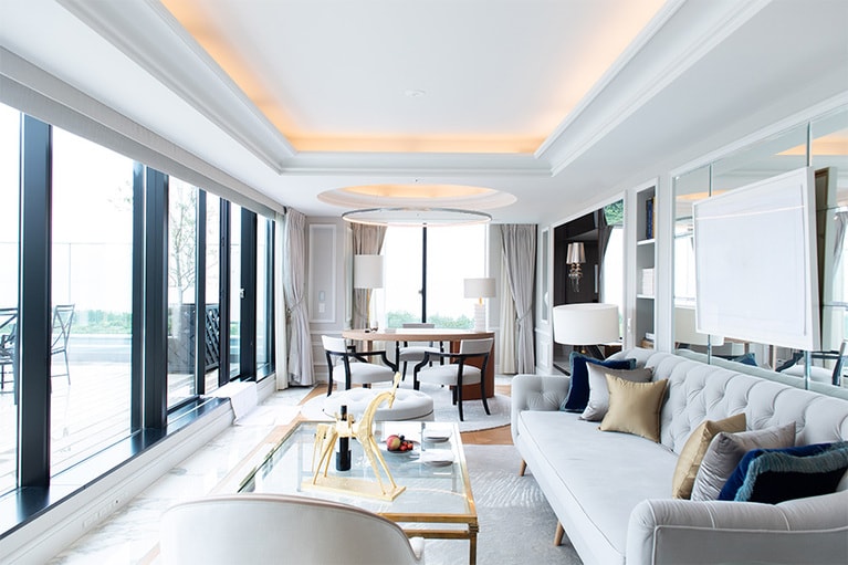 自然の光に包まれるリビング。