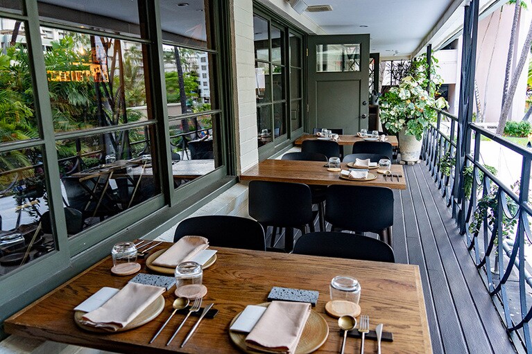 回廊のテラス席やテーブル席、カウンター席など、シーンによって使い分けができそう。