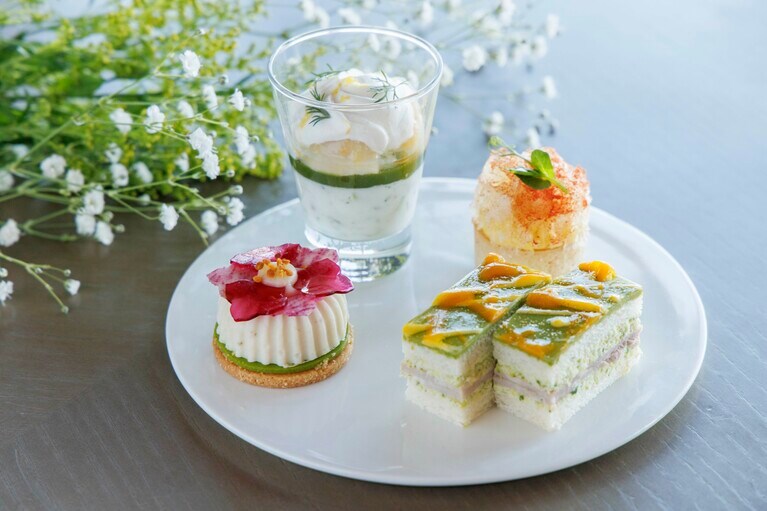 セイボリープレートのイメージ。別皿で用意される「クリビヤックサーモン 白ワインソース ほうれん草パウダー」を含め、セイボリーは全5品。メニュー構成は、スイーツ・セイボリー各5品、スコーンや焼き菓子、フリーフローのドリンク付き。