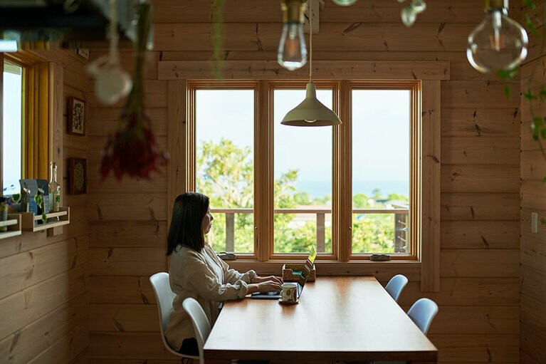 リモートワークは窓ぎわのダイニングテーブルで。仕事の合間に海を眺めて気分転換。