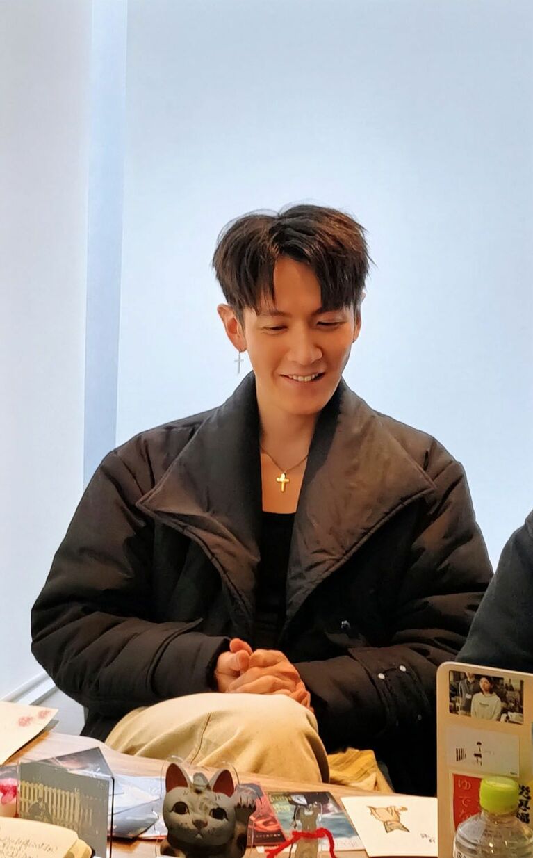 インタビューに答えるクー・チェンドン