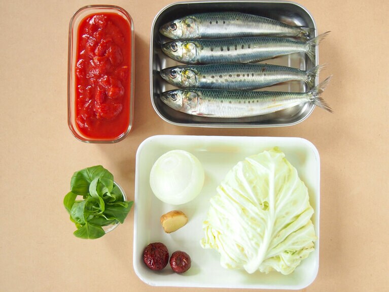 イワシ 4匹／玉ねぎ 1個／キャベツ 100g／生姜 1かけ／なつめ 2個／トマト水煮缶 1缶／バジル 10枝ほど／塩 少々。