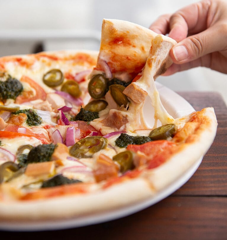 スパイシーなピザ「Mi Amigo」。焼き立てのアツアツ。 230元。