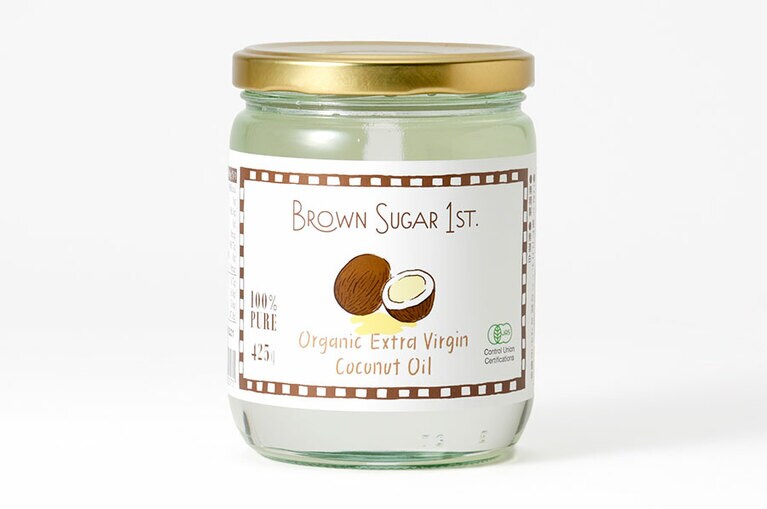 ブラウンシュガーファーストの代表の荻野みどり氏が直接現地へ足を運び、発売以来、妥協なく品質を研鑽してきた「有機エキストラバージンココナッツオイル」。飲み物に入れても、いつも使っている油の代わりとしてなど、使い方は豊富。