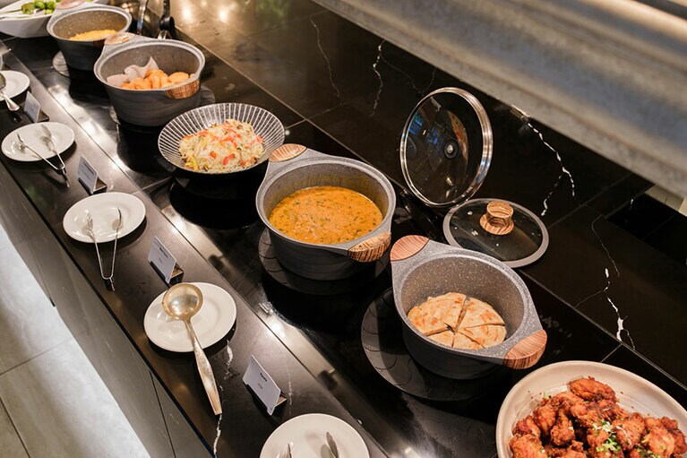 世界の料理が並ぶ。