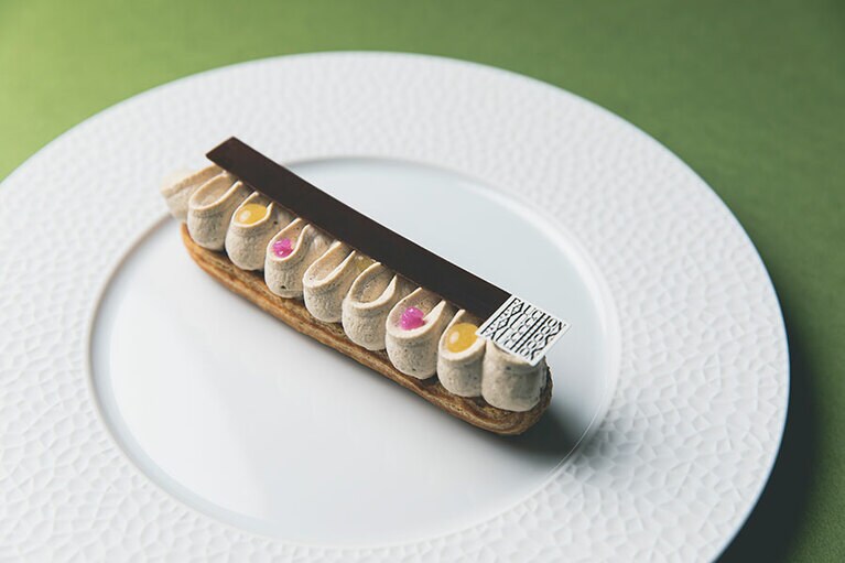 「エクレール テ ポム」(写真) 780円、「ムジェーヴ」831円(ともにブティック販売価格・箱付き・税込)。